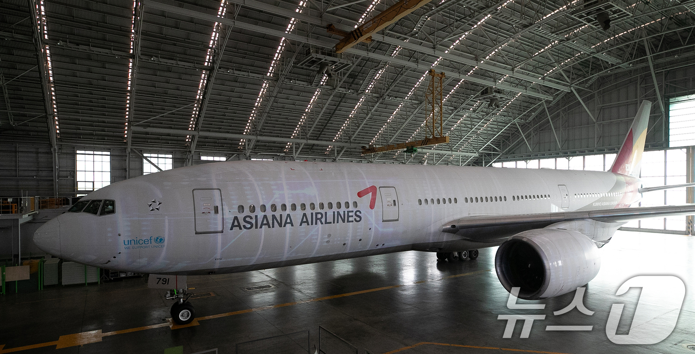 (인천=뉴스1) 이승배 기자 = 11일 인천 중구 아시아나항공 제2격납고에서 열린 아시아나항공-유니세프 사회공헌협약 30주년 기념행사에서 보잉 777 항공기에 미디어 파사드 형식으 …