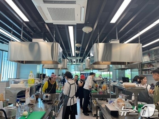 본문 이미지 - 인제 캠프레이크 페스티벌 입점 음식업체 대상 운영자 교육.(더 본 외식산업개발원 제공)/뉴스1