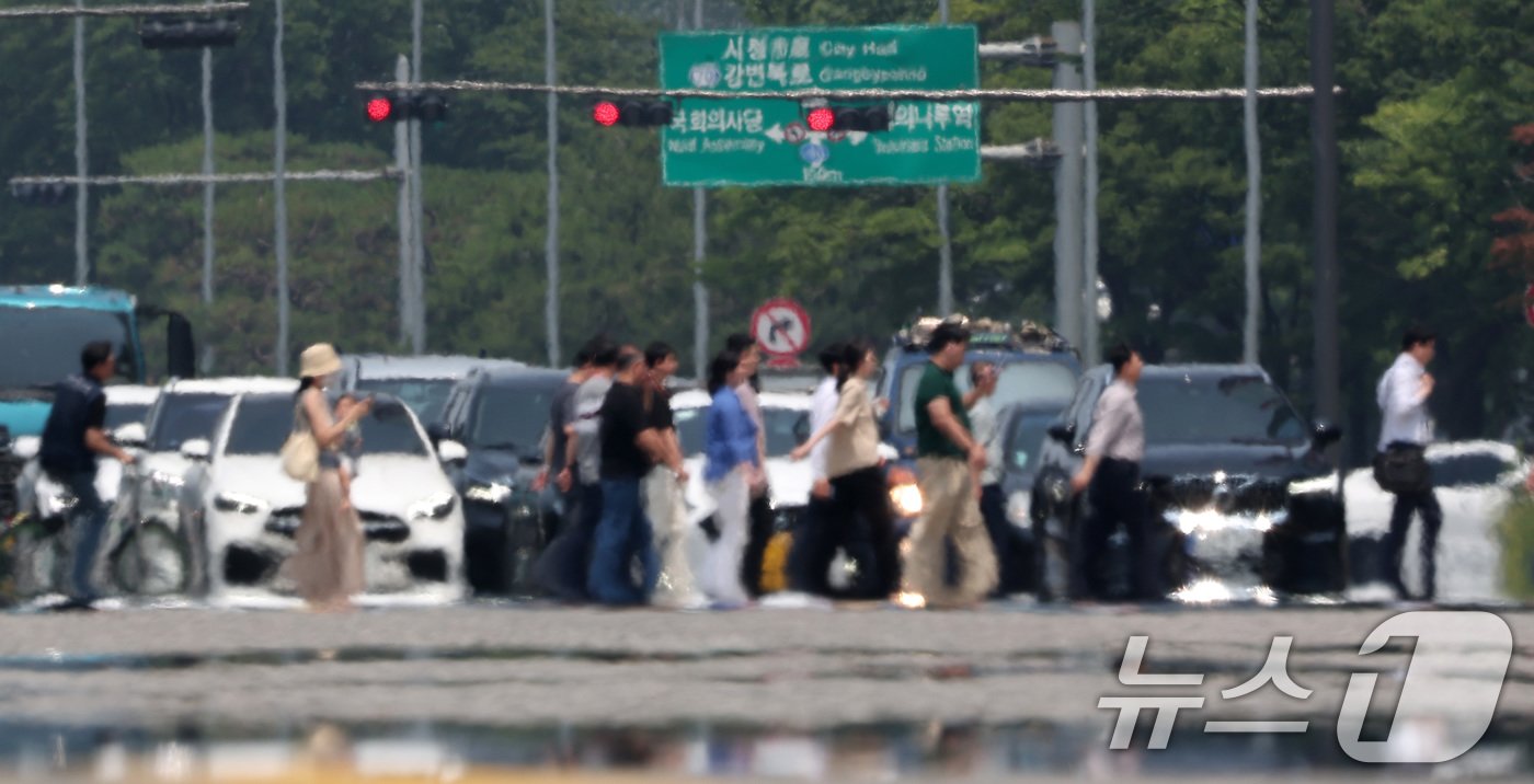 본문 이미지 - 전국 대부분 지역에서 체감온도가 최고 31도 이상 오르며 무더운 날씨를 보인 11일 서울 영등포구 여의대로에 지열로 인한 아지랑이가 피어오르고 있다. 2024.6.11/뉴스1 ⓒ News1 김성진 기자