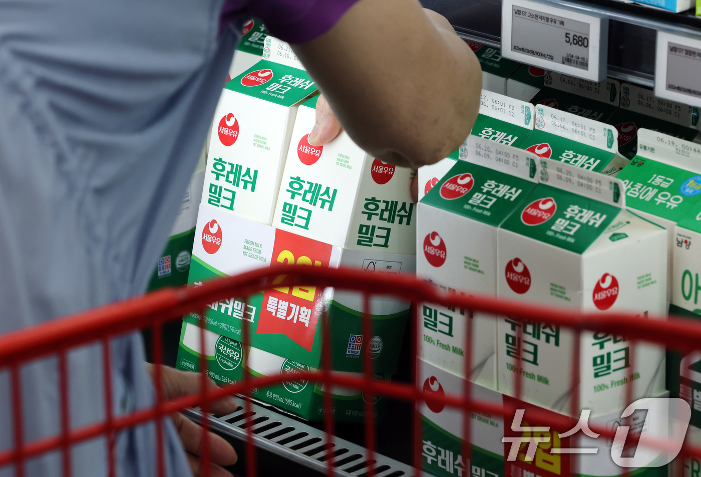 (서울=뉴스1) 이동해 기자 = 낙농가와 유업계가 올해 우유 원유(原乳) 가격을 정하기 위한 협상을 시작한 11일 서울의 한 대형마트에서 시민들이 우유를 고르고 있다.올해 원윳값은 …