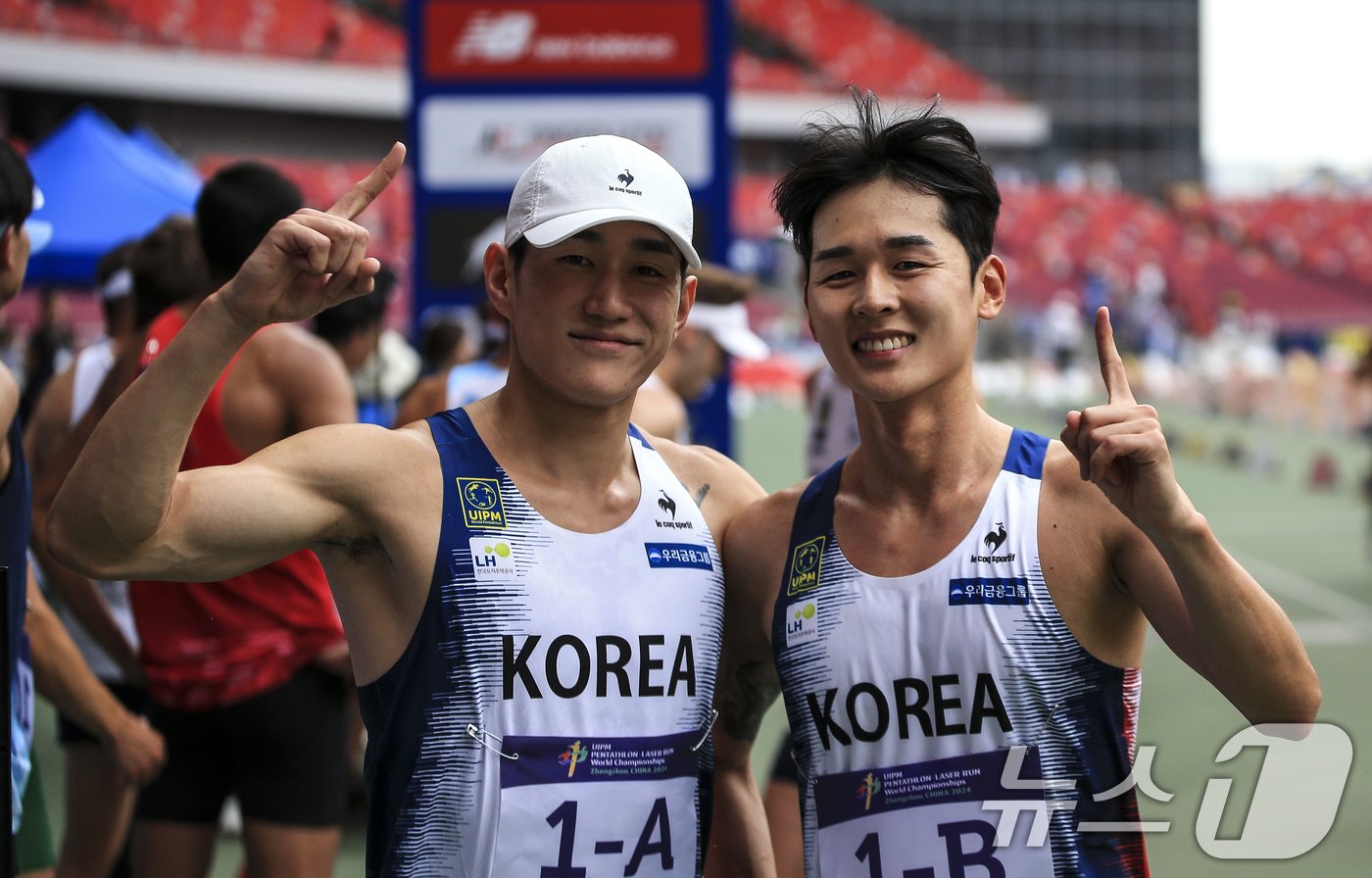 서창완&#40;국군체육부대·왼쪽&#41;과 전웅태&#40;광주광역시청&#41;가 10일&#40;현지시간&#41; 중국 정저우에서 열린 &#39;국제근대5종연맹&#40;UIPM&#41; 2024 세계선수권대회&#39;에서 우승을 차지한 후 기념촬영을 하고 있다. &#40;대한근대5종연맹 제공&#41; 2024.6.11/뉴스1