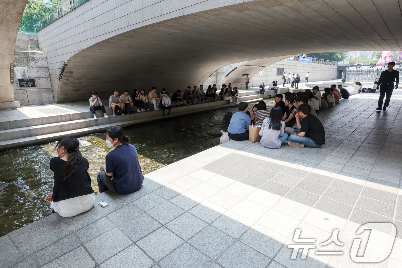 서울 지역 낮 최고 기온이 32도까지 올라 무더위가 찾아온 11일 서울 종로구 청계천 산책로를 찾은 시민들이 그늘 아래 모여 햇빛을 피하고 있다. 2024.6.11/뉴스1 ⓒ News1 민경석 기자