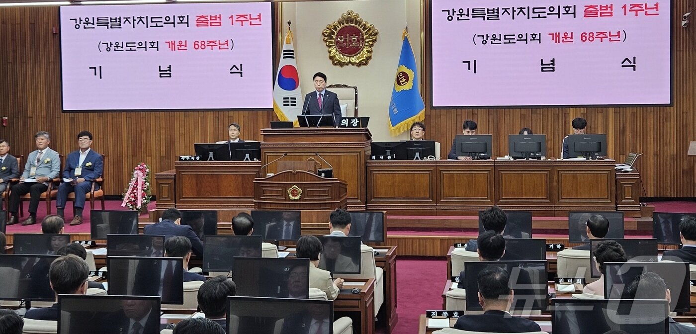 본문 이미지 -  강원특별자치도의회에서 기념사하는 권혁열 도의장.2024.6.11 한귀섭 기자