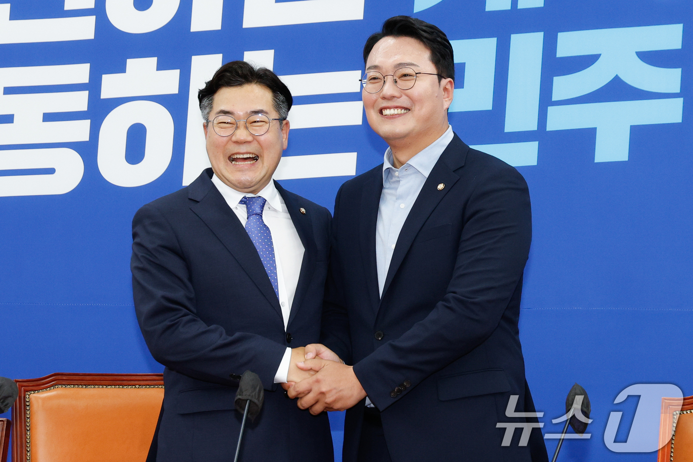 (서울=뉴스1) 안은나 기자 = 천하람 개혁신당 원내대표(오른쪽)가 11일 오후 서울 여의도 국회에서 박찬대 더불어민주당 원내대표를 예방하고 있다. 2024.6.11/뉴스1