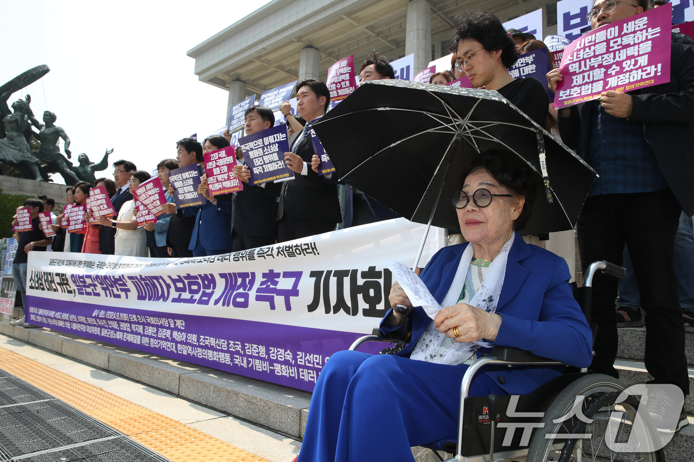 (서울=뉴스1) 이광호 기자 = 일본군 위안부 피해자 이용수 할머니가 11일 오후 서울 여의도 국회 본청 앞 계단에서 열린 '소녀상 테러 규탄, 일본군 위안부 피해자 보호법 개정 …