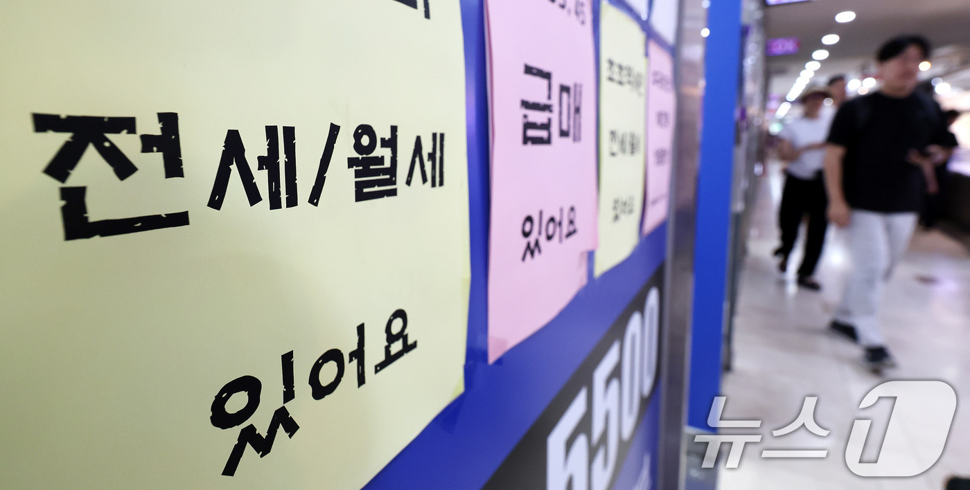 (서울=뉴스1) 박지혜 기자 = 전세 폐지론이 다시 부상하고 있는 가운데 11일 오후 서울의 한 공인중개사무소에 전·월세 안내문이 붙어 있다.이날 부동산 업계에 따르면 박상우 장관 …