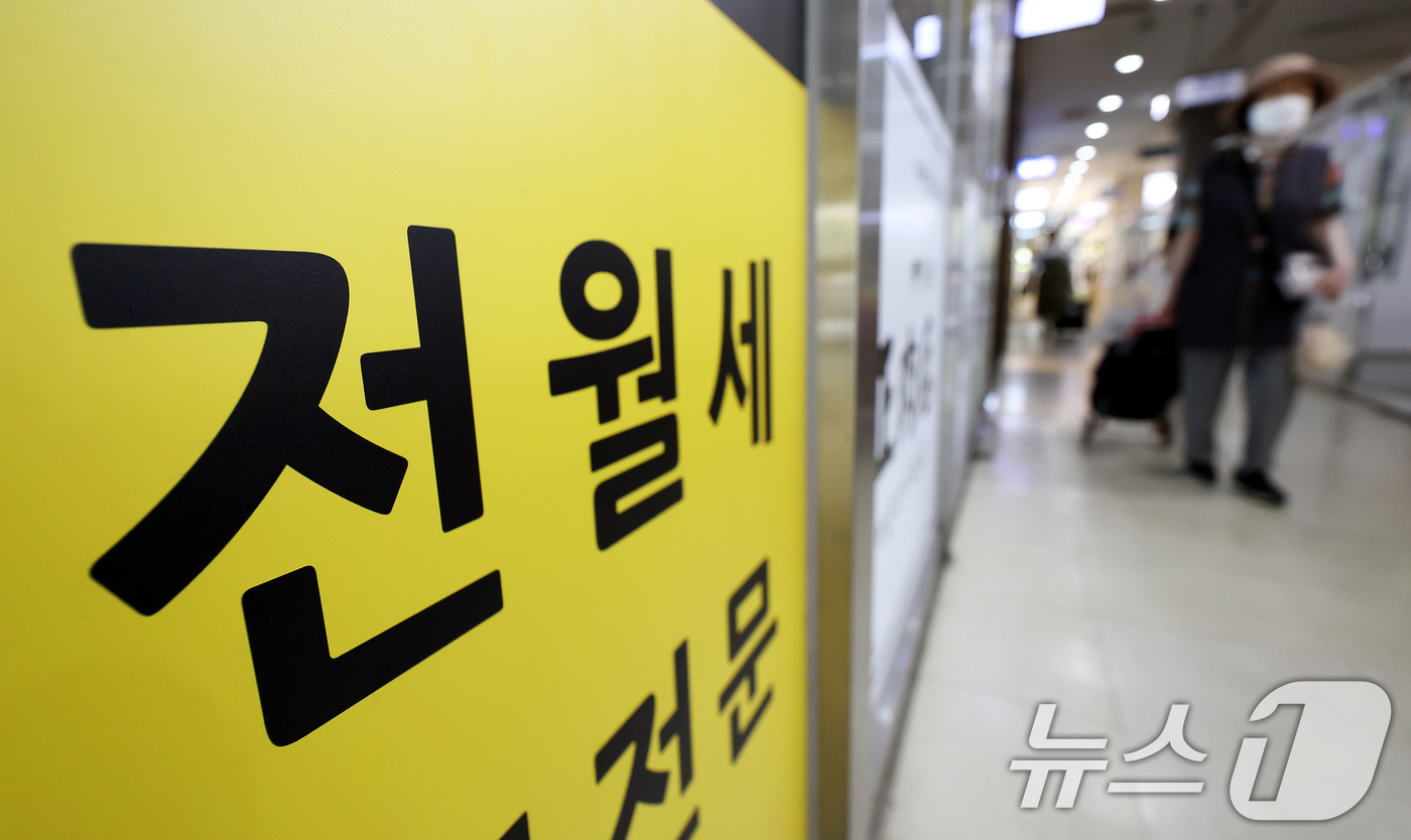 (서울=뉴스1) 박지혜 기자 = 전세 폐지론이 다시 부상하고 있는 가운데 11일 오후 서울의 한 공인중개사무소에 전·월세 안내문이 붙어 있다.이날 부동산 업계에 따르면 박상우 장관 …