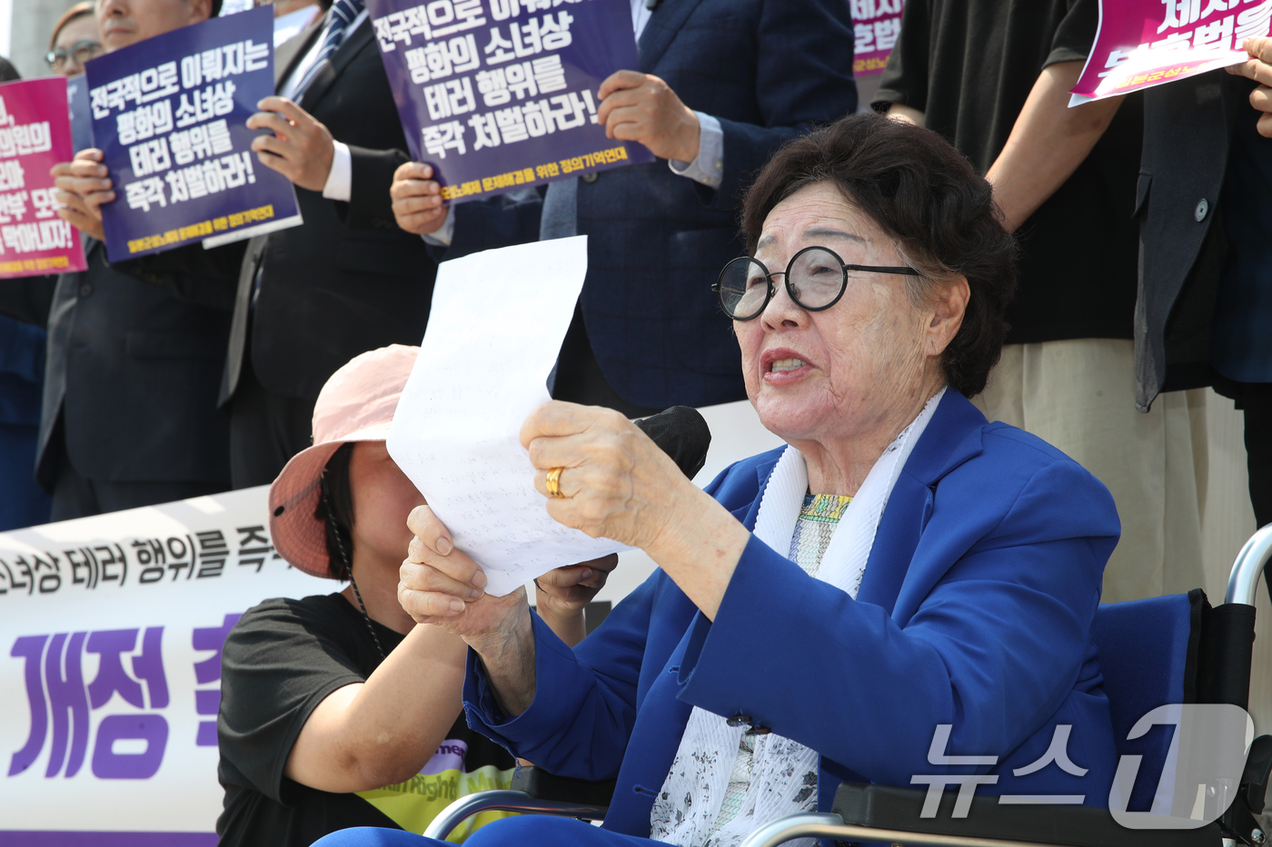 (서울=뉴스1) 이광호 기자 = 일본군 위안부 피해자 이용수 할머니가 11일 오후 서울 여의도 국회 본청 앞 계단에서 열린 '소녀상 테러 규탄, 일본군 위안부 피해자 보호법 개정 …