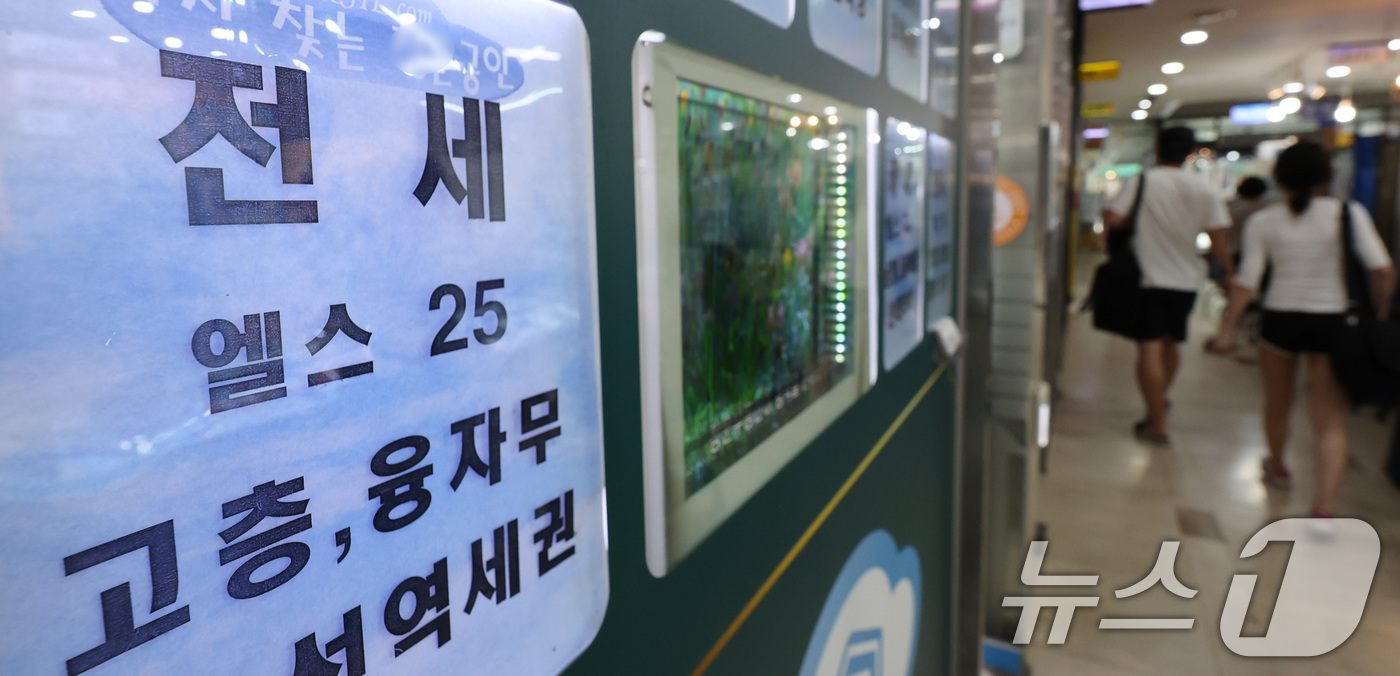 (서울=뉴스1) 박지혜 기자 = 전세 폐지론이 다시 부상하고 있는 가운데 11일 오후 서울의 한 공인중개사무소에 전·월세 안내문이 붙어 있다.이날 부동산 업계에 따르면 박상우 장관 …