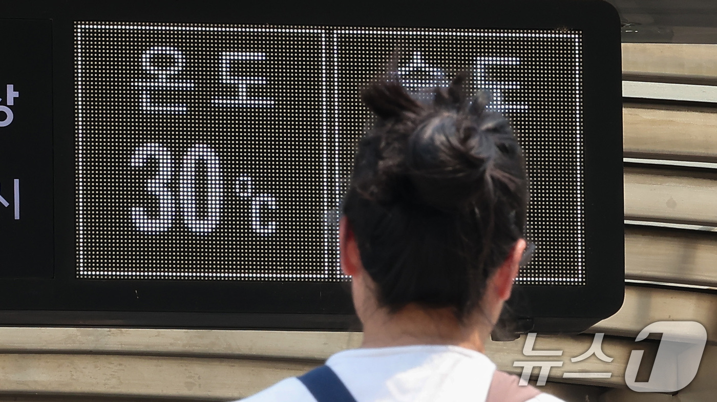 (서울=뉴스1) 김성진 기자 = 전국 대부분 지역에서 체감온도가 최고 31도 이상 오르며 무더운 날씨를 보인 11일 서울 영등포구 여의나루역 전광판에 30도를 나타내고 있다. 20 …