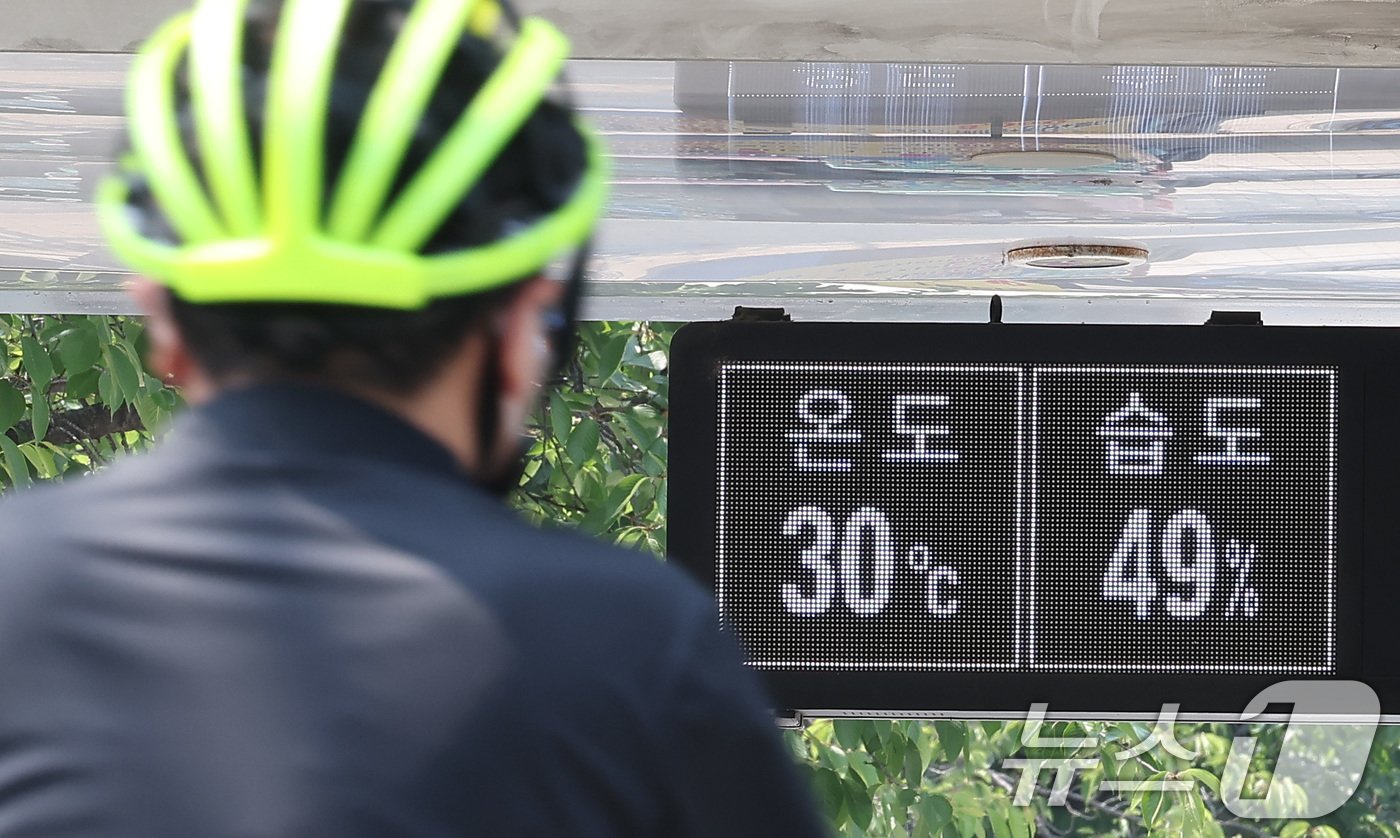 본문 이미지 - 전국 대부분 지역에서 체감온도가 최고 31도 이상 오르며 무더운 날씨를 보인 11일 서울 영등포구 여의나루역 전광판에 30도를 나타내고 있다. 2024.6.11/뉴스1 ⓒ News1 김성진 기자