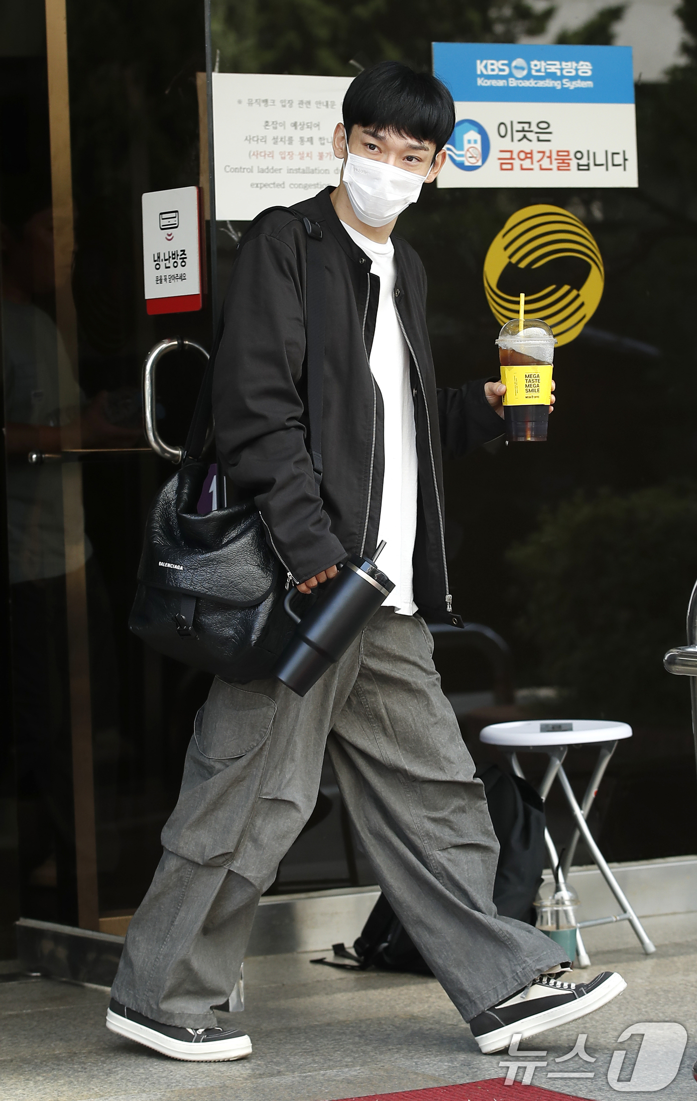(서울=뉴스1) 권현진 기자 = 가수 첸이 11일 서울 영등포구 KBS에서 진행된 KBS2 '더 시즌즈-지코의 아티스트(Artist)' 리허설을 마친 뒤 차로 이동하고 있다. 20 …