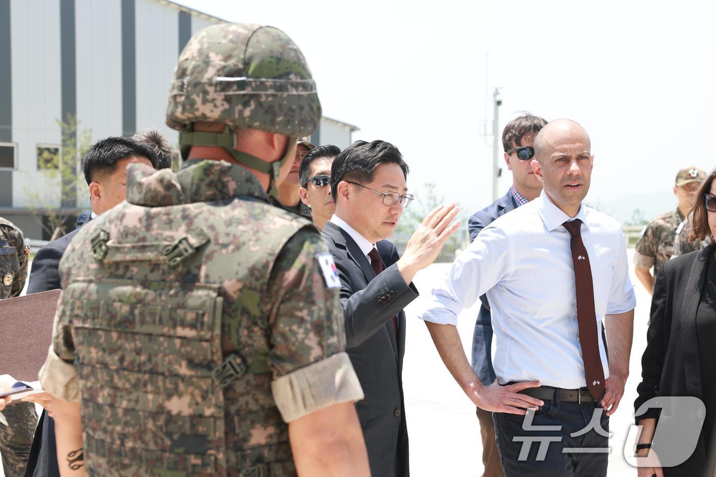 조창래 국방정책실장&#40;왼쪽&#41;과 비핀 나랑 미국 국방부 우주정책차관보 대행이 11일 육군 미사일전략사령부를 방문, 관계자로부터 설명을 듣고 있다. &#40;국방부 제공&#41; 2024.6.11/뉴스1