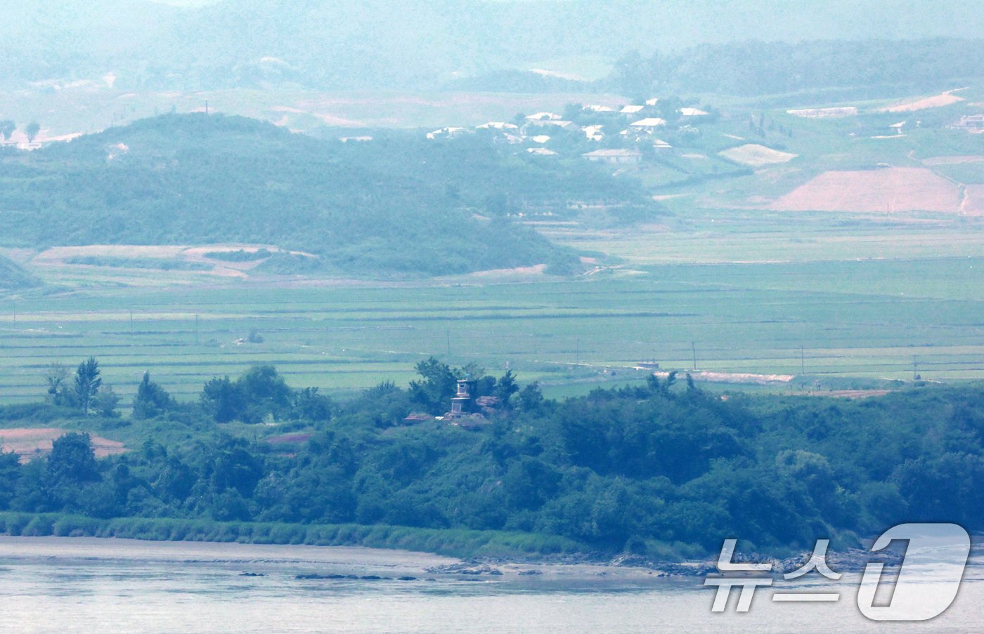 본문 이미지 - 북한 황해북도 개풍군 북측 초소 일대가 적막하다. 2024.6.11/뉴스1 ⓒ News1 구윤성 기자