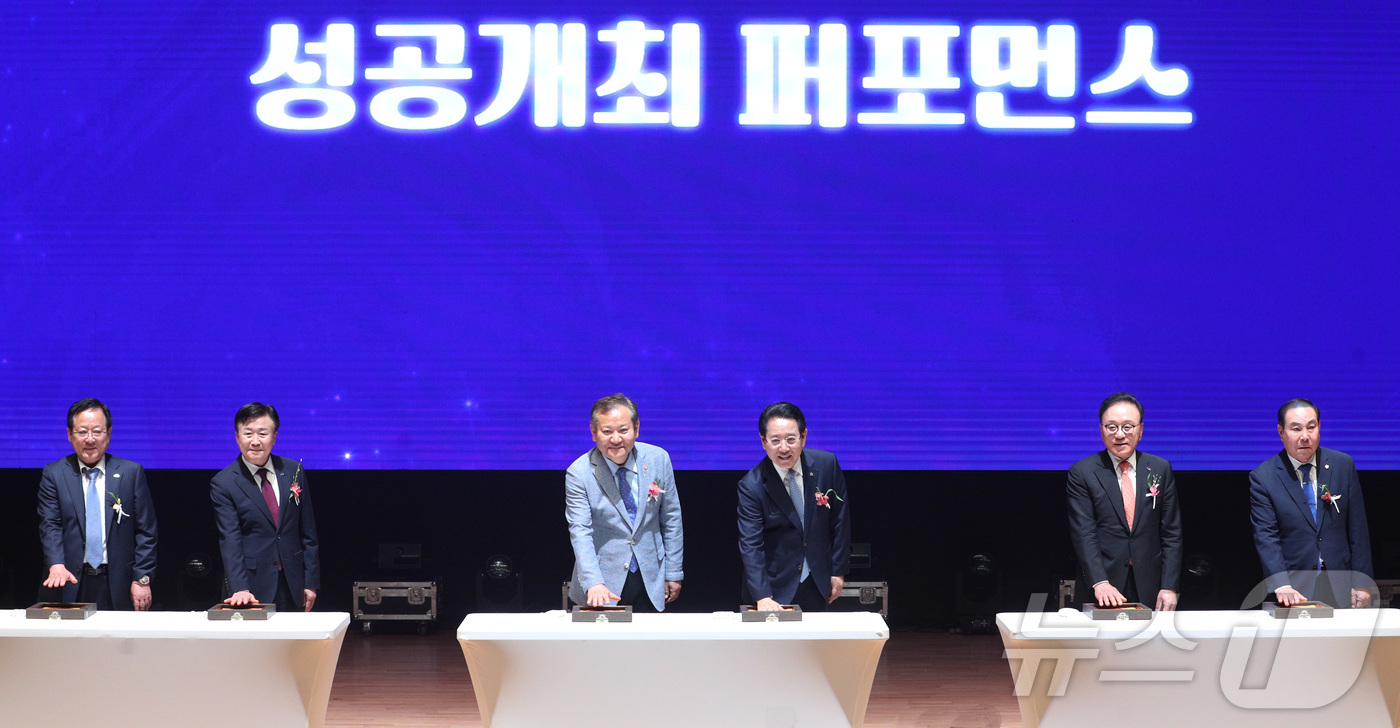(무안=뉴스1) 전원 기자 = 김영록 전라남도지사와 이상민 행안부 장관 등 참석자들이 11일 여수엑스포컨벤션센터에서 열린 ‘2026 여수 세계 섬 박람회 성공개최 결의대회’에서 성 …