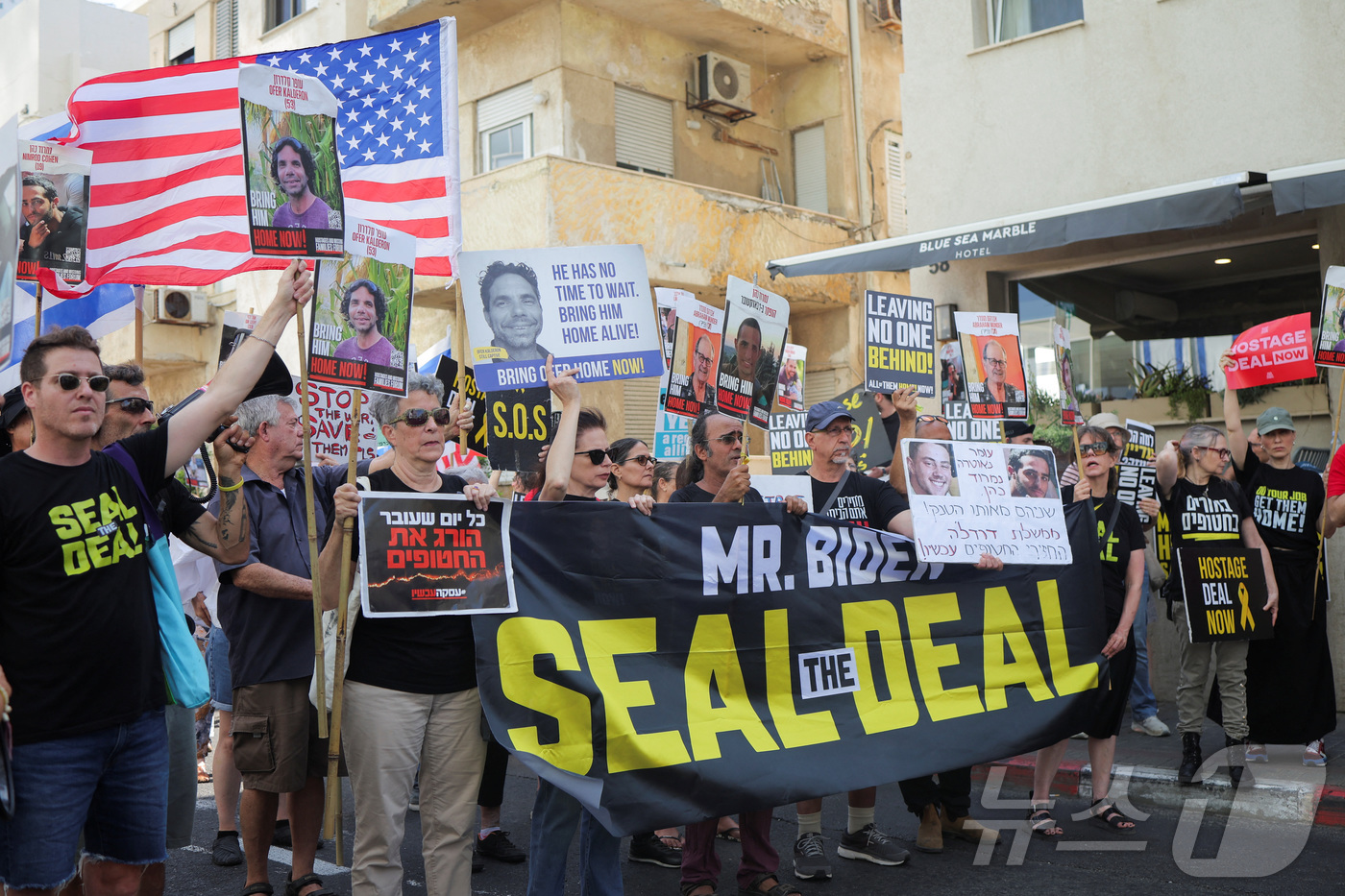 (텔아비브 로이터=뉴스1) 박재하 기자 = 11일(현지시간) 이스라엘 피랍 인질 가족들이 토니 블링컨 미국 국무부 장관이 방문한 텔아비브에서 인질 석방 협상을 촉구하는 시위를 벌이 …