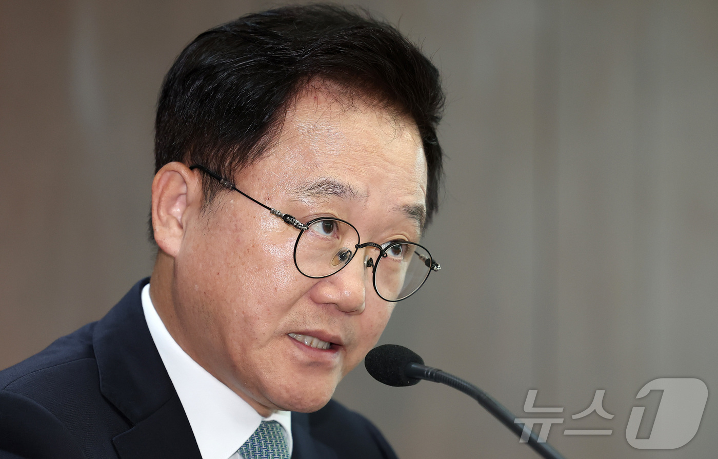 (서울=뉴스1) 김성진 기자 = 강석훈 산업은행 회장이 11일 서울 영등포구 여의도 산업은행 본점에서 열린 취임 2주년 기자간담회에서 모두발언을 하고 있다. 2024.6.11/뉴스 …
