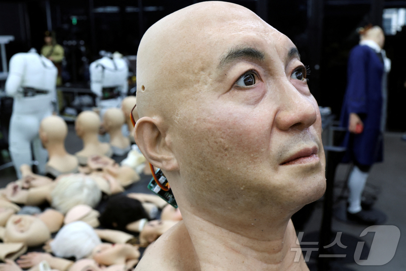 (다롄 로이터=뉴스1) 강민경 기자 = 중국 랴오닝성 다롄의 한 로봇 업체 사무실에 휴머노이드(인간의 형상을 본뜬 로봇) 머리가 놓여 있다. 2024.6.6ⓒ 로이터=뉴스1