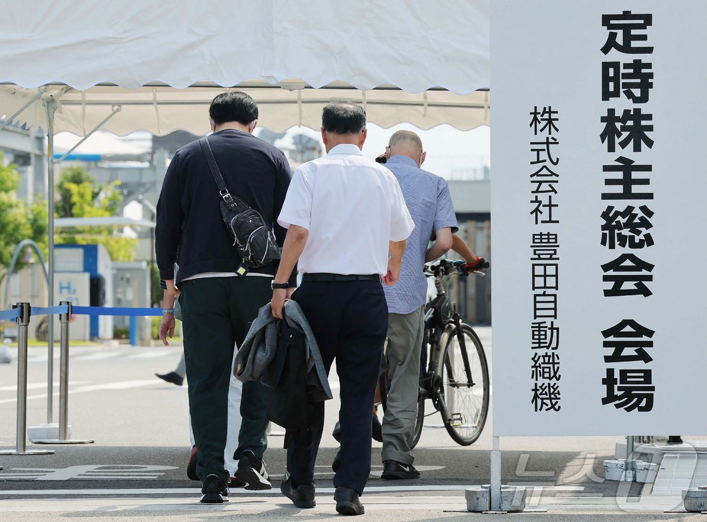 (다카하마 AFP=뉴스1) 권진영 기자 = 11일(현지시간) 일본 아이치현 다카하마시에서 사람들이 도요타 주주총회장으로 들어가고 있다. 2024.06.11/ⓒ AFP=뉴스1