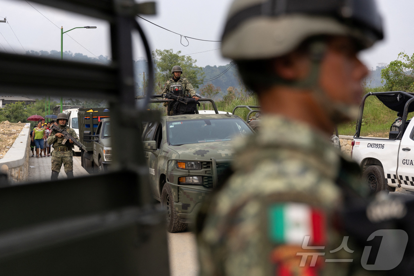 (야잘론 로이터=뉴스1) 김성식 기자 = 멕시코 최남단 치아파스주(州) 야잘론에서 갱단 폭력 사태가 벌어지자 9일(현지시간) 멕시코 정부군이 일대를 순찰하며 주민들을 안전 지대로 …