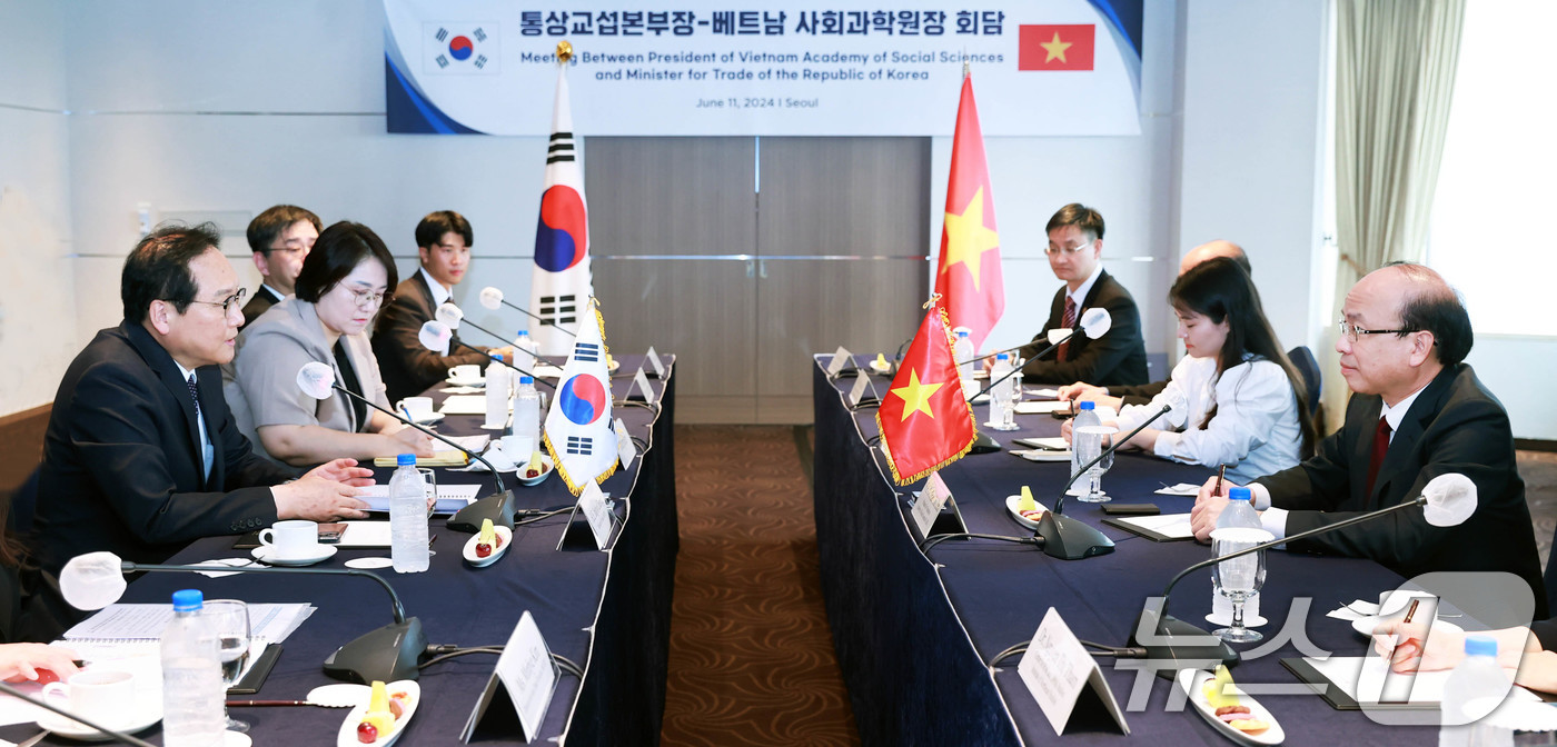 (서울=뉴스1) = 정인교 산업통상자원부 통상교섭본부장이 11일 오후 서울 중구 롯데호텔에서 판 치 히에우 베트남 사회과학원 원장과 면담하고 있다. (산업통상자원부 제공) 2024 …