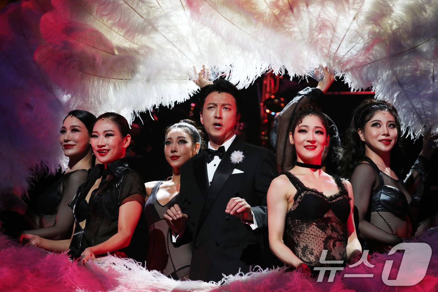 본문 이미지 - 11일 오후 서울 구로구 디큐브 링크아트센터에서 열린 2024 뮤지컬 시카고 프레스 콜에서 빌리 플린 역의 박건형 배우가 연기를 펼치고 있다. 2024.6.11/뉴스1 ⓒ News1 이승배 기자