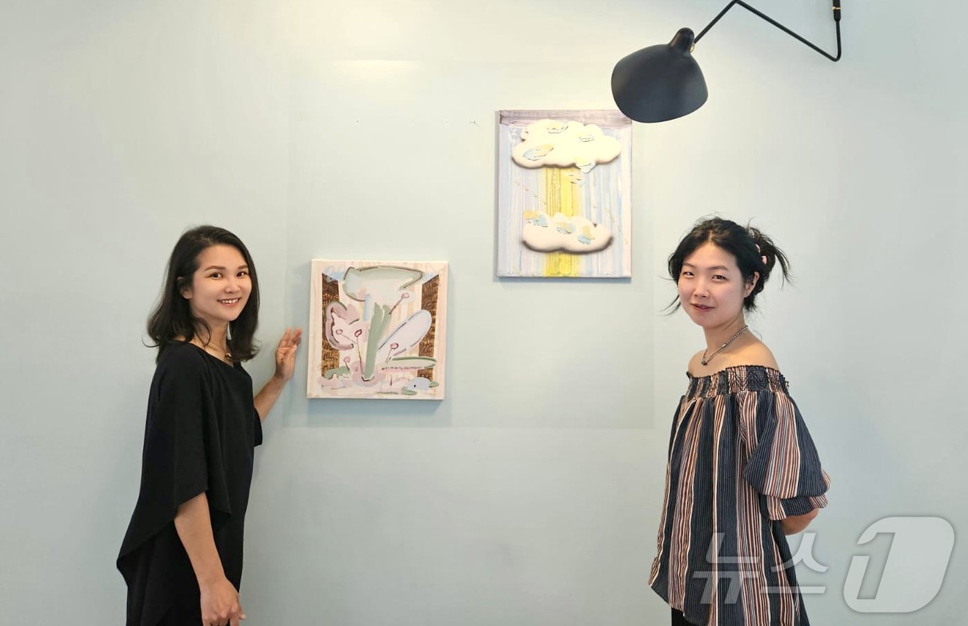 본문 이미지 - 네덜란드 암스텔베인에서 스튜디오 반의 고은별 대표(왼쪽)와 유럽에서 활발히 활동중인 양하 작가(우)가 기념 사진을 찍고 있다. 2024.06.10/ ⓒ 뉴스1 차현정 통신원