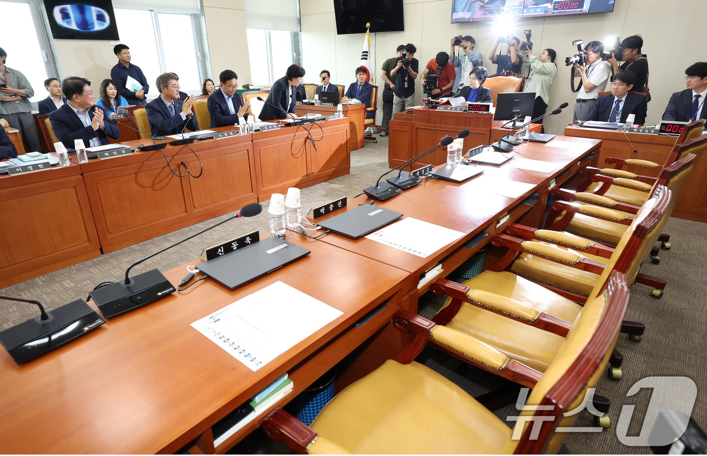 (서울=뉴스1) 김민지 기자 = 최민희 국회 과학기술정보통신위원회 위원장이 11일 오후 서울 여의도 국회에서 열린 과방위 첫 전체회의에서 인사말을 하고 있다.이날 국민의힘 의원들은 …