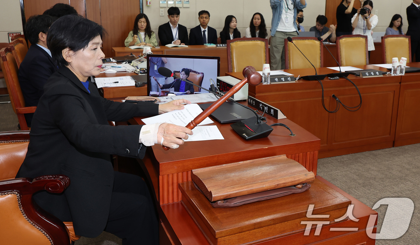 (서울=뉴스1) 김민지 기자 = 최민희 국회 과학기술정보통신위원회 위원장이 11일 오후 서울 여의도 국회에서 열린 과방위 첫 전체회의에서 의사봉을 두드리고 있다.이날 국민의힘 의원 …