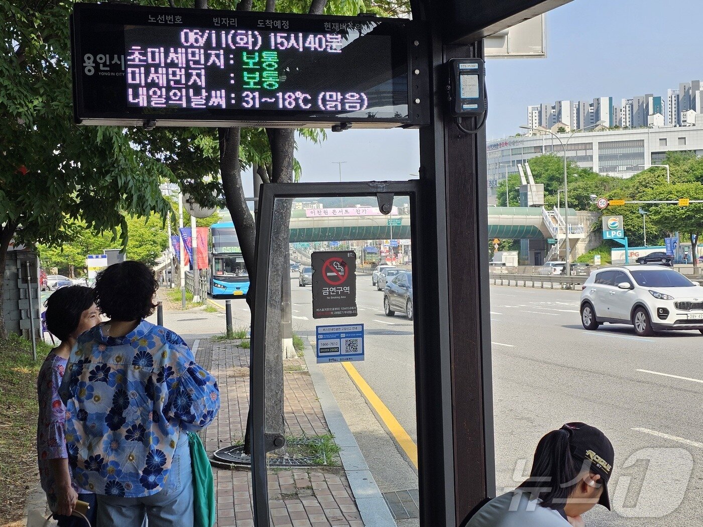 본문 이미지 - 낮 기온이 30도에 육박하는 한여름 날씨가 이어진 11일 오후 경기 용인시 기흥구 영덕동 한 버스정류장에서 버스를 기다리는 시민들이 나무 그늘에 몸을 숨기고 있다. 2024.6.11/뉴스1 ⓒ News1 김기현 기자