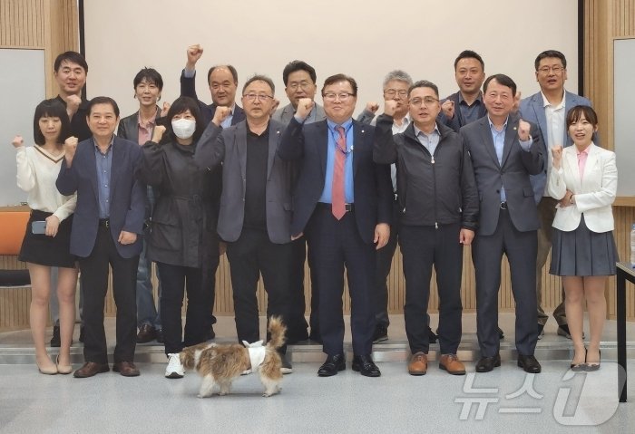 본문 이미지 - 'FAVA 2024' 제9차 조직위원회의가 16일 서울 중랑구 로얄동물메디컬센터 본원에서 열렸다. 참석자들이 파이팅을 외치고 있다. 앞줄 왼쪽 4번째 정인성 위원장. ⓒ 뉴스1 한송아 기자