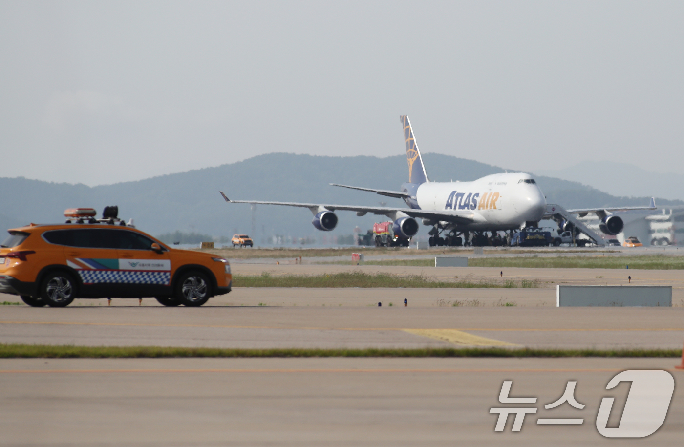 (서울=뉴스1) 이승배 기자 = 11일 인천공항 활주로에 아틀라스 항공 화물기가 타이어 펑크로 인해 멈춰 서 있다.이날 인천공항공사에 따르면 미국 앵커리지행 아틀라스항공 화물기 5 …