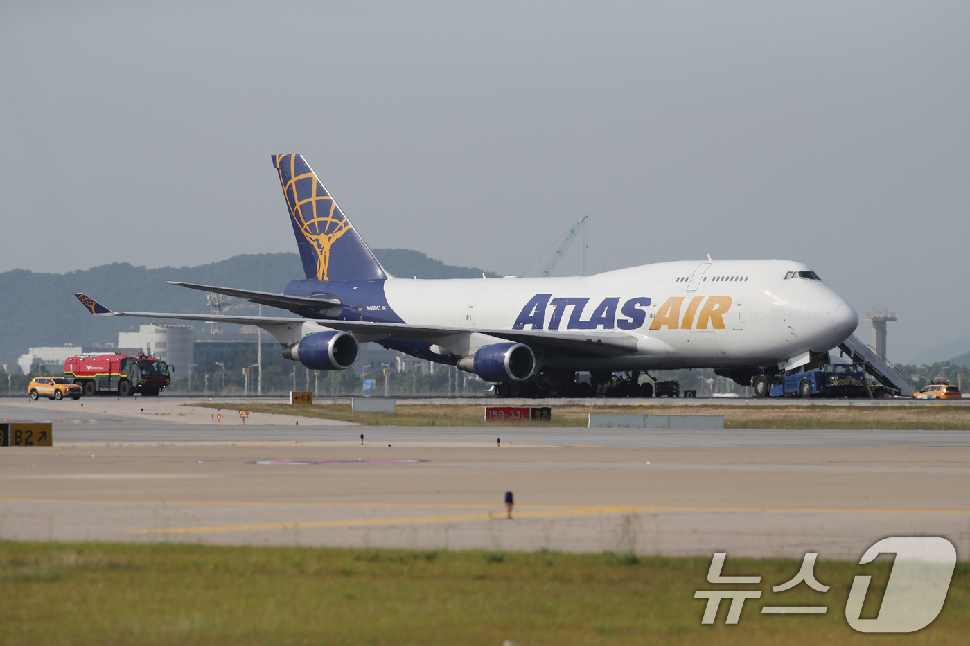 (서울=뉴스1) 이승배 기자 = 11일 인천공항 활주로에 아틀라스 항공 화물기가 타이어 펑크로 인해 멈춰 서 있다.이날 인천공항공사에 따르면 미국 앵커리지행 아틀라스항공 화물기 5 …