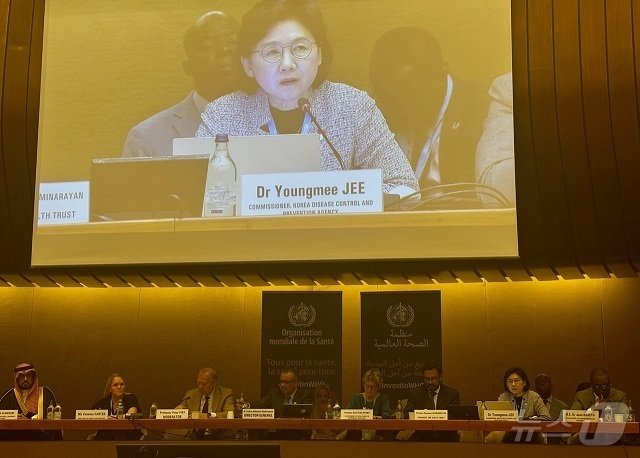 본문 이미지 - 지영미 질병청장이 지난달 27일부터 6일간 열린 세계보건총회에서 항생제내성 전략적 라운드테이블에 참여하고 있는 모습. (질병청 제공)