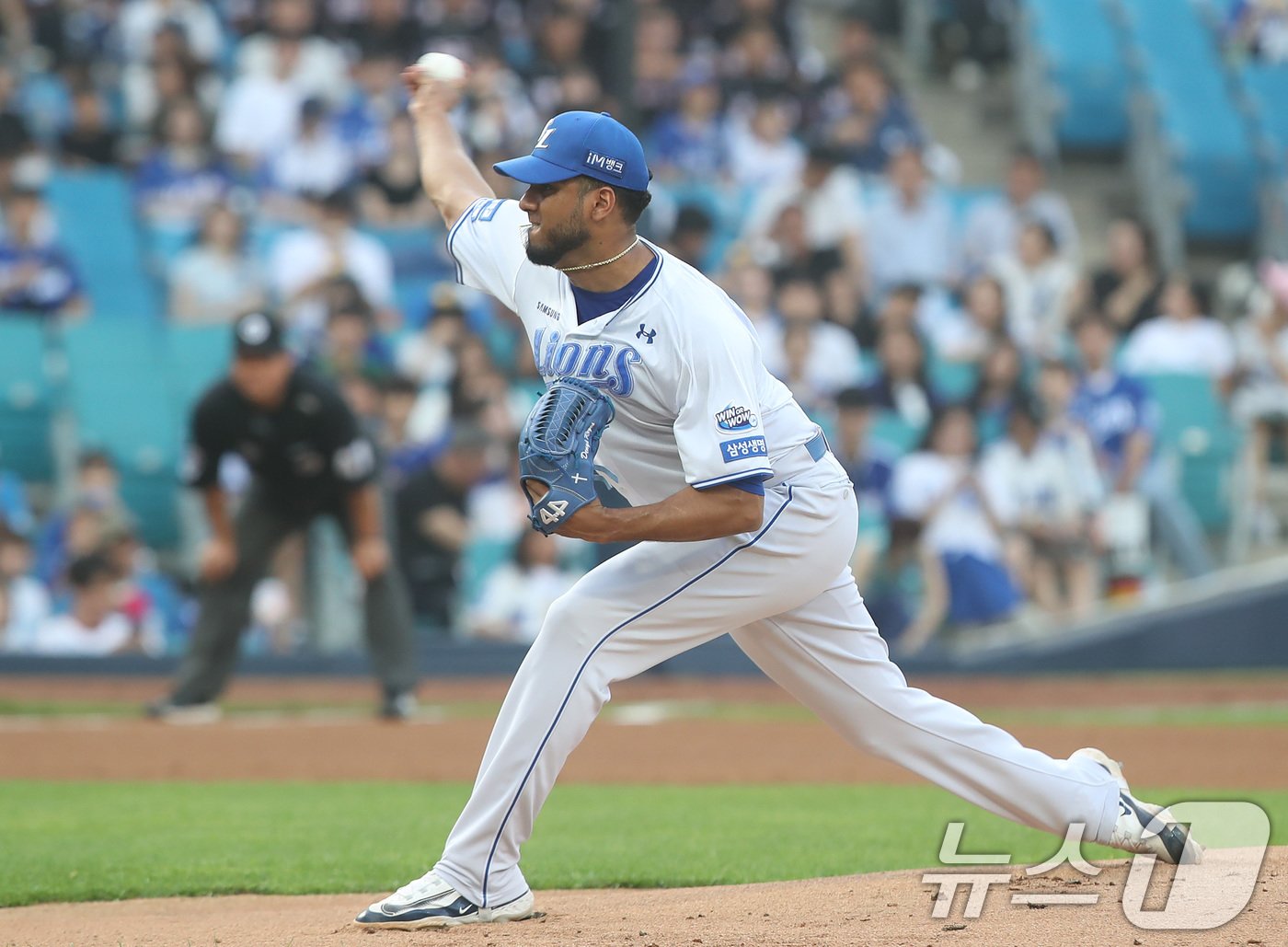 본문 이미지 - 11일 오후 대구 삼성라이온즈파크에서 열린 프로야구 '2024 신한 SOL 뱅크 KBO리그' LG 트윈스와 삼성 라이온즈의 경기, 1회초 삼성 선발 레예스가 역투하고 있다. 2024.6.11/뉴스1 ⓒ News1 공정식 기자