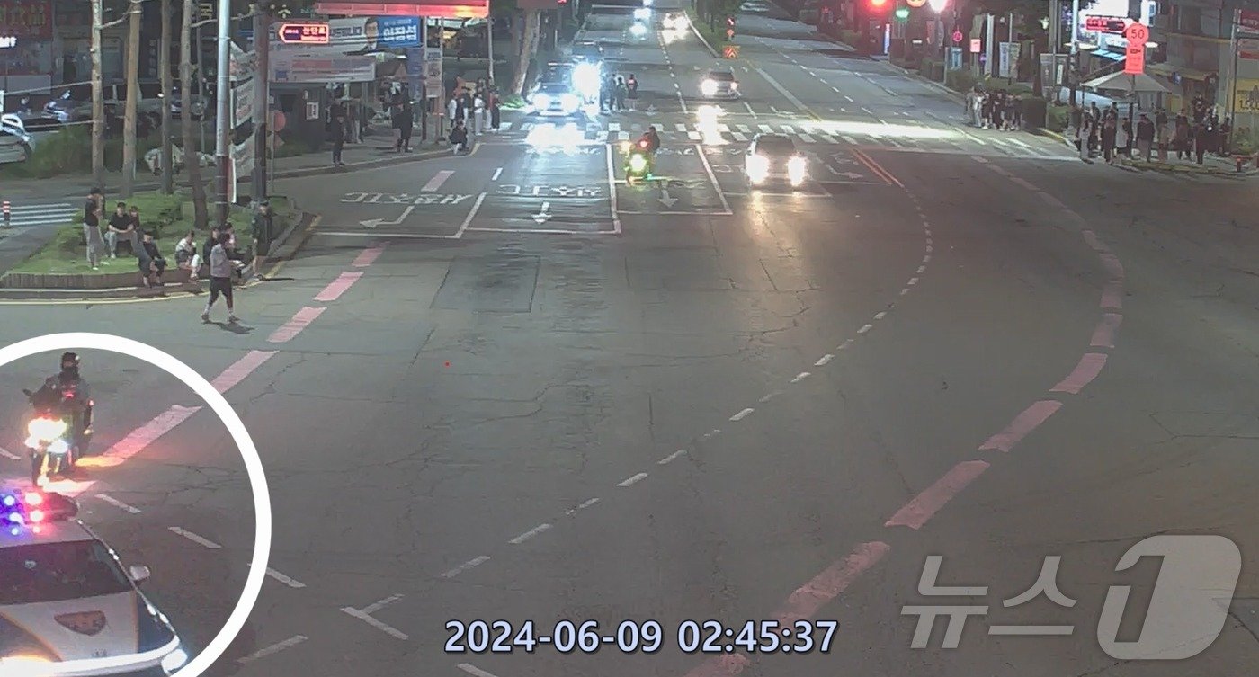 본문 이미지 -  지난 9일 청주 복대동 공단오거리에서 한 오토바이 운전자가 경찰차를 따라가고 있다.&#40;청주시 제공&#41;2024.06.11/뉴스1