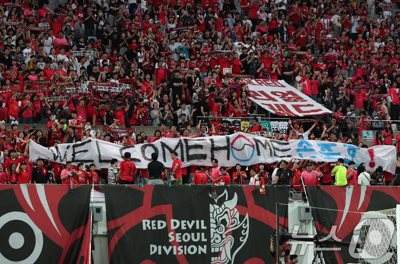 본문 이미지 - 11일 오후 서울 마포구 상암동 서울월드컵경기장에서 열리는 2026 북중미 월드컵 아시아 2차 예선 조별리그 C조 6차전 대한민국과 중국의 경기를 앞두고 붉은악마 응원단이 최근 중국에서 구금 10개월 만에 풀려나 귀국한 손준호를 응원하는 문구가 적힌 현수막을 들고 있다. 2024.6.11/뉴스1 ⓒ News1 김진환 기자