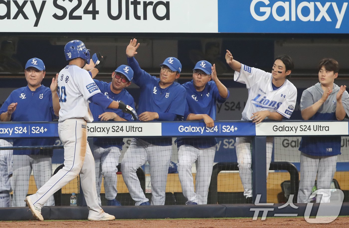 본문 이미지 - 11일 오후 대구 삼성라이온즈파크에서 열린 프로야구 '2024 신한 SOL 뱅크 KBO리그' LG 트윈스와 삼성 라이온즈의 경기, 4회말 2사 2루 상황 삼성 8번타자 윤정빈이 중견수 방면 적시타를 날리자 2루주자 김영웅이 홈을 밟은 뒤 동료들의 축하를 받고 있다. 2024.6.11/뉴스1 ⓒ News1 공정식 기자