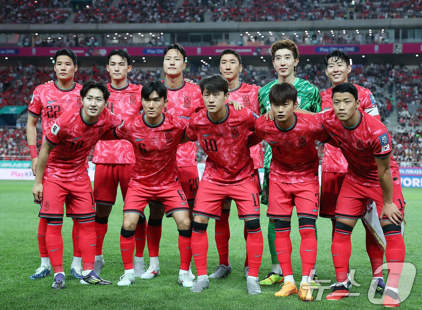 본문 이미지 - 중국전에 앞서 단체사진 촬영을 하는 한국 축구대표팀. 2024.6.11/뉴스1 ⓒ News1 김진환 기자