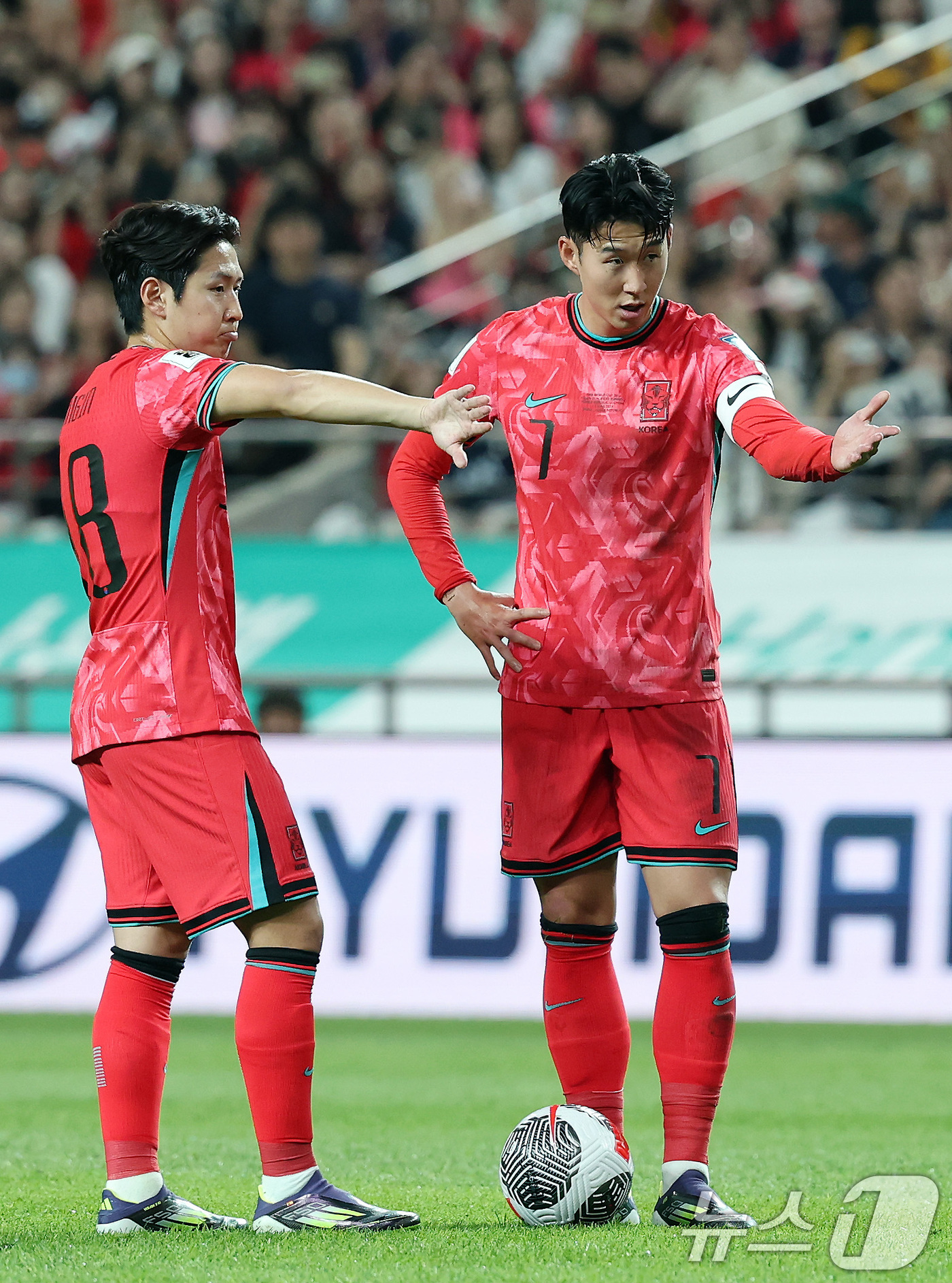 (서울=뉴스1) 이동해 기자 = 손흥민과 이강인이 11일 오후 서울 마포구 상암동 서울월드컵경기장에서 열린 2026 북중미 월드컵 아시아 2차 예선 조별리그 C조 6차전 대한민국과 …