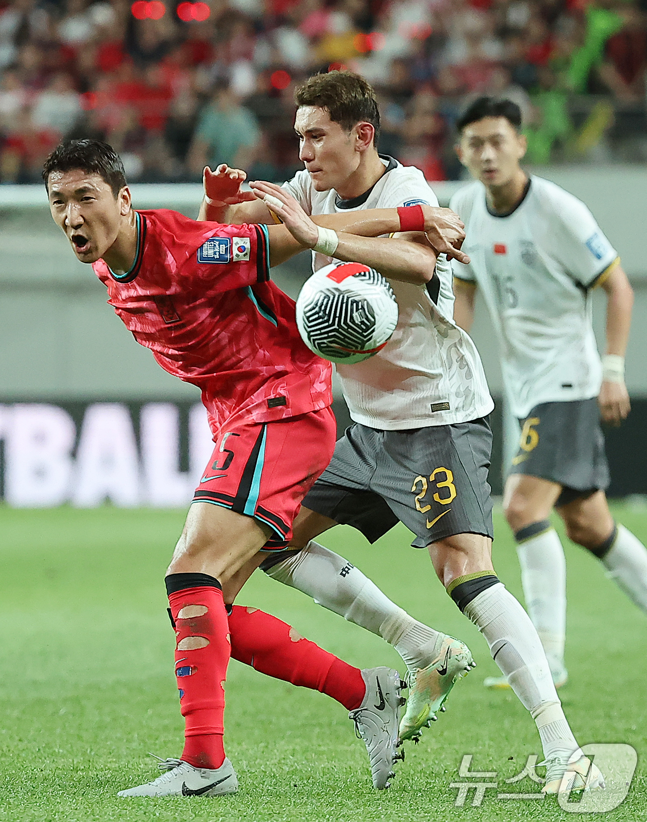 (서울=뉴스1) 김진환 기자 = 11일 오후 서울 마포구 상암동 서울월드컵경기장에서 열린 2026 북중미 월드컵 아시아 2차 예선 조별리그 C조 6차전 대한민국과 중국의 경기 전반 …