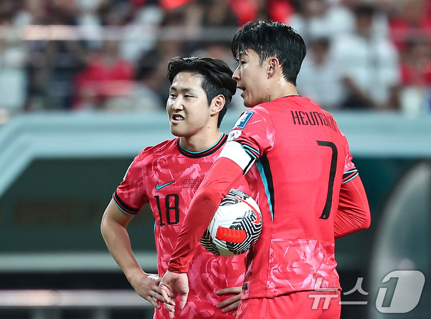본문 이미지 - 11일 오후 서울 마포구 상암동 서울월드컵경기장에서 열린 2026 북중미 월드컵 아시아 2차 예선 조별리그 C조 6차전 대한민국과 중국의 경기 전반전에서 대한민국 손흥민과 이강인이 프리킥을 준비하고 있다. 2024.6.11/뉴스1 ⓒ News1 김도우 기자