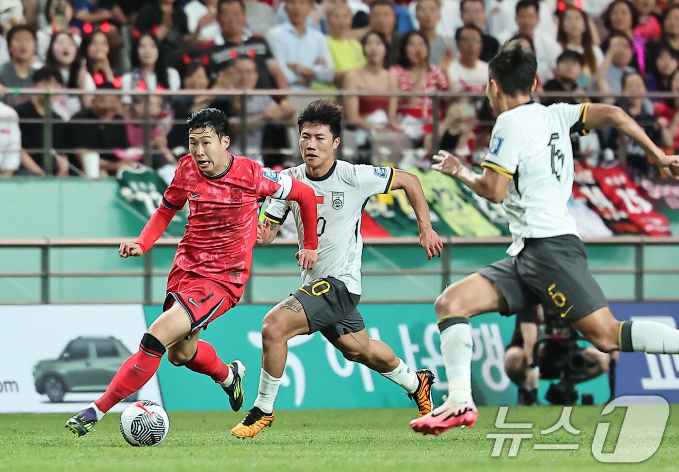 본문 이미지 - 11일 오후 서울 마포구 상암동 서울월드컵경기장에서 열린 2026 북중미 월드컵 아시아 2차 예선 조별리그 C조 6차전 대한민국과 중국의 경기 전반전에서 대한민국 손흥민이 공격을 시도하고 있다. 2024.6.11/뉴스1 ⓒ News1 김도우 기자