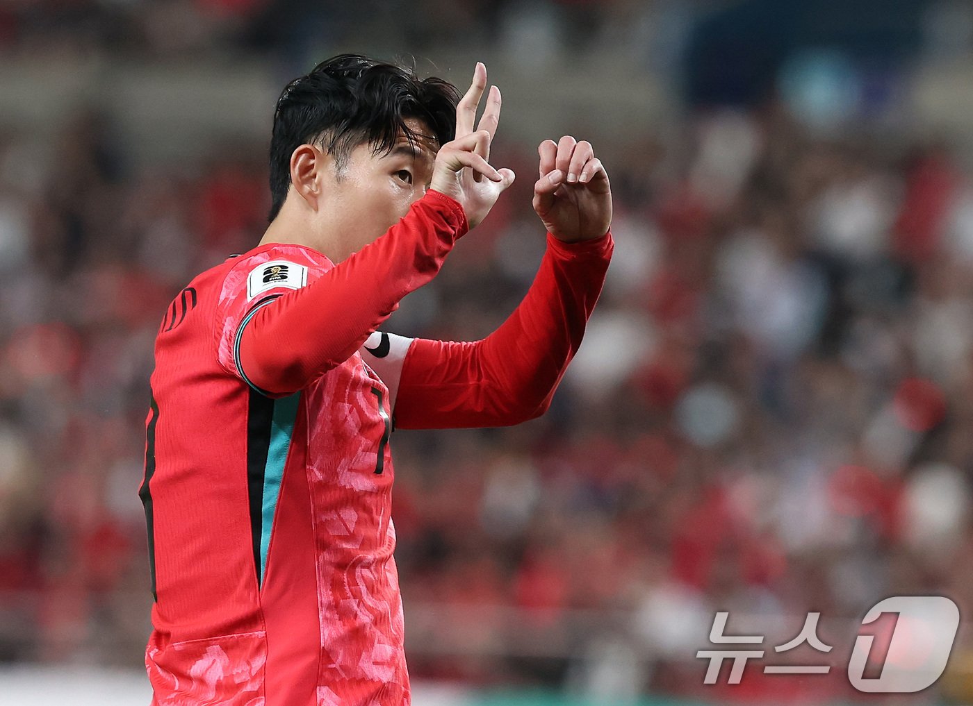 본문 이미지 - 손흥민이 11일 오후 서울 마포구 상암동 서울월드컵경기장에서 열린 2026 북중미 월드컵 아시아 2차 예선 조별리그 C조 6차전 대한민국과 중국의 경기 전반전에서 중국 축구팬의 야유에 1차전 스코어인 3대0을 손으로 그려보이고 있다. 2024.6.11/뉴스1 ⓒ News1 이동해 기자