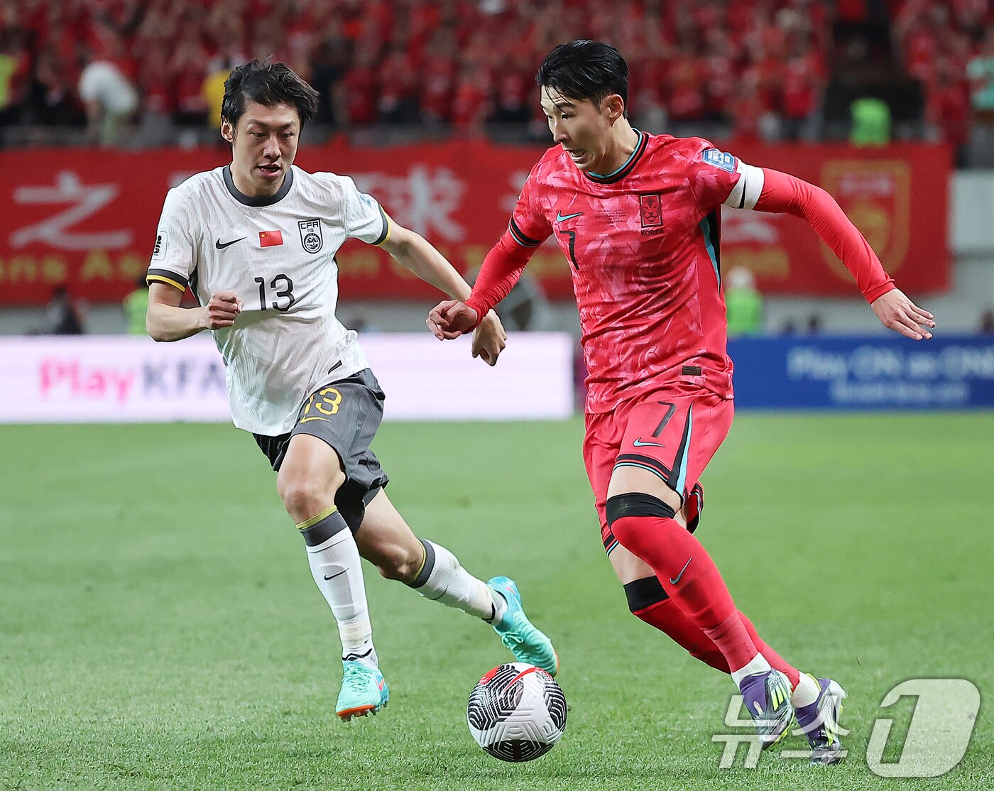 본문 이미지 - 11일 오후 서울 마포구 상암동 서울월드컵경기장에서 열린 2026 북중미 월드컵 아시아 2차 예선 조별리그 C조 6차전 대한민국과 중국의 경기 후반전, 대한민국 손흥민이 중국 쉬 하오양의 수비 앞에서 돌파를 하고 있다. 2024.6.11/뉴스1 ⓒ News1 김진환 기자