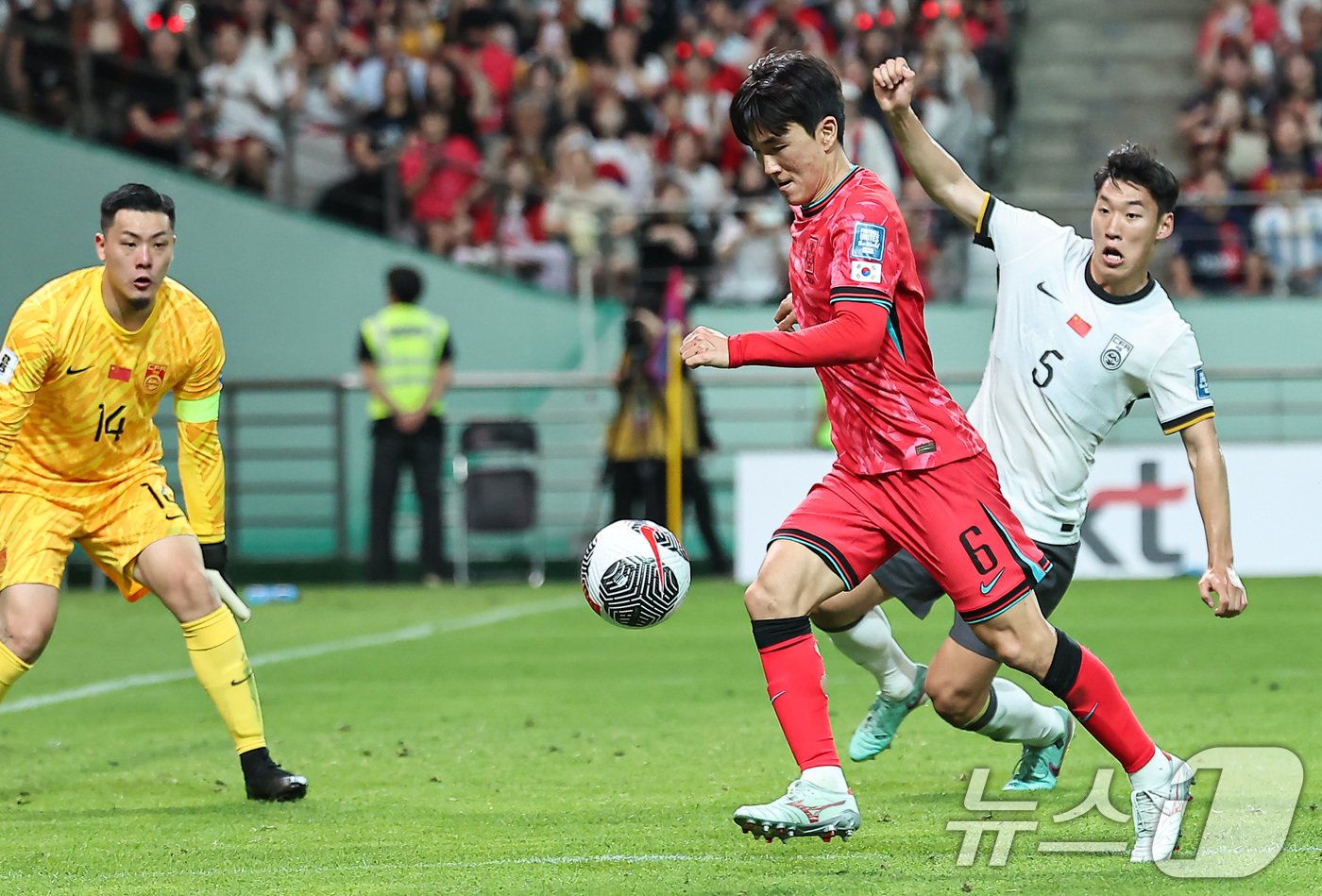 11일 오후 서울 마포구 상암동 서울월드컵경기장에서 열린 2026 북중미 월드컵 아시아 2차 예선 조별리그 C조 6차전 대한민국과 중국의 경기 전반전에서 대한민국 황인범이 공격을 시도하고 있다. 2024.6.11/뉴스1 ⓒ News1 김도우 기자