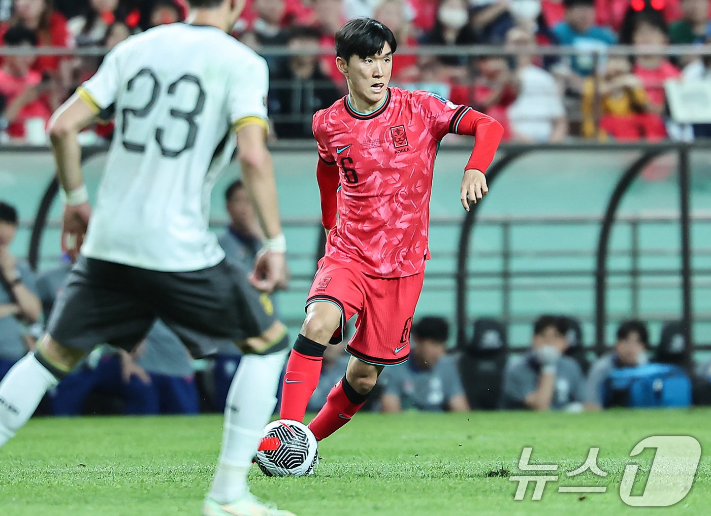 본문 이미지 - 11일 오후 서울 마포구 상암동 서울월드컵경기장에서 열린 2026 북중미 월드컵 아시아 2차 예선 조별리그 C조 6차전 대한민국과 중국의 경기 전반전에서 대한민국 황인범이 공격을 시도하고 있다. 2024.6.11/뉴스1 ⓒ News1 김도우 기자