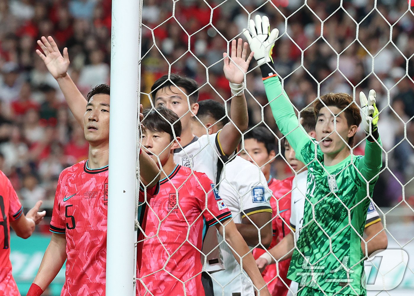 11일 오후 서울 마포구 상암동 서울월드컵경기장에서 열린 2026 북중미 월드컵 아시아 2차 예선 조별리그 C조 6차전 대한민국과 중국의 경기 후반전 중국의 코너킥에서 장 셩룽이 손을 올려 조현우의 시야를 가리고 있다. 2024.6.11/뉴스1 ⓒ News1 이동해 기자