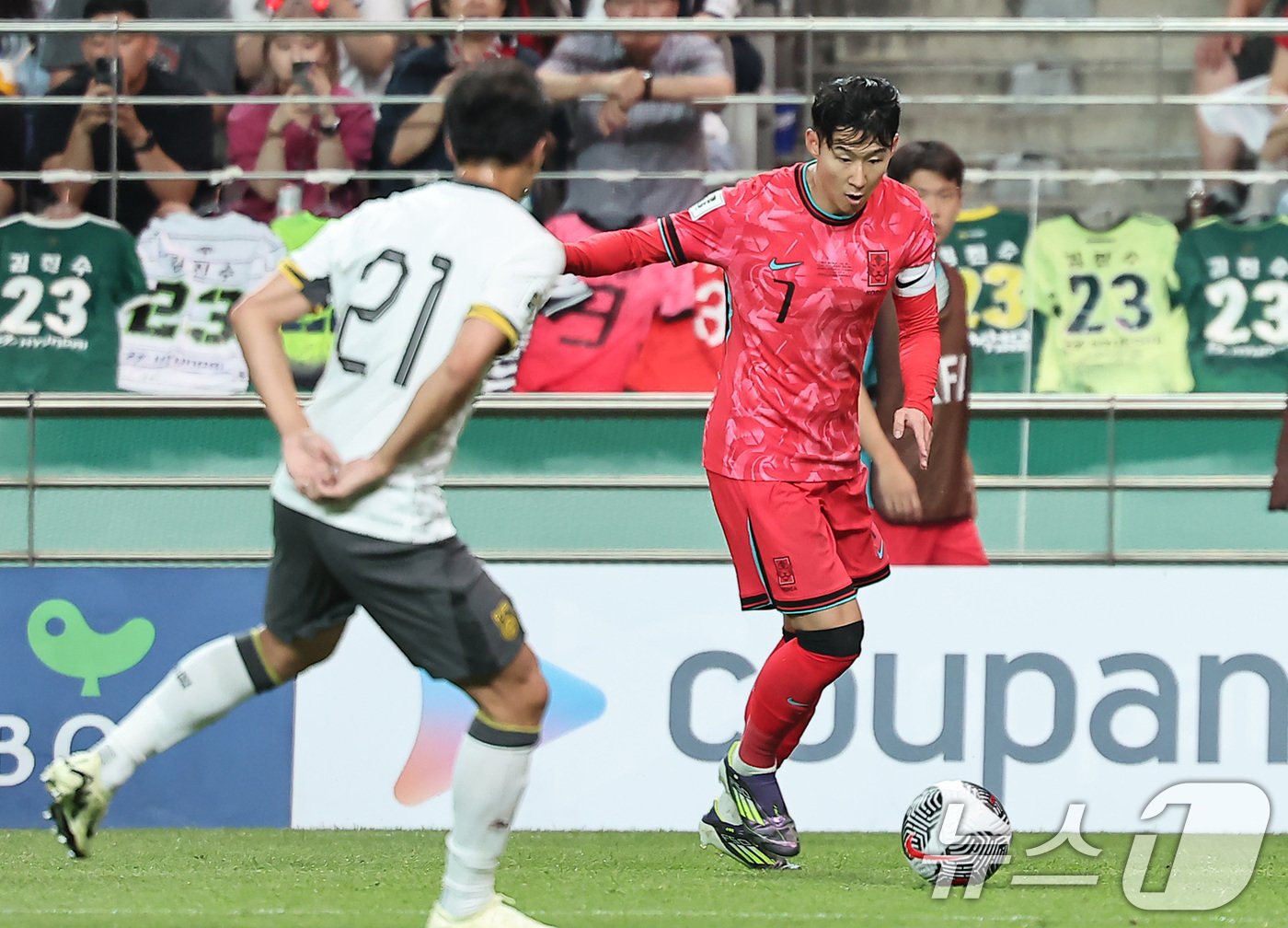 본문 이미지 - 11일 오후 서울 마포구 상암동 서울월드컵경기장에서 열린 2026 북중미 월드컵 아시아 2차 예선 조별리그 C조 6차전 대한민국과 중국의 경기 후반전에서 대한민국 손흥민이 패스를 시도하고 있다. 2024.6.11/뉴스1 ⓒ News1 김도우 기자