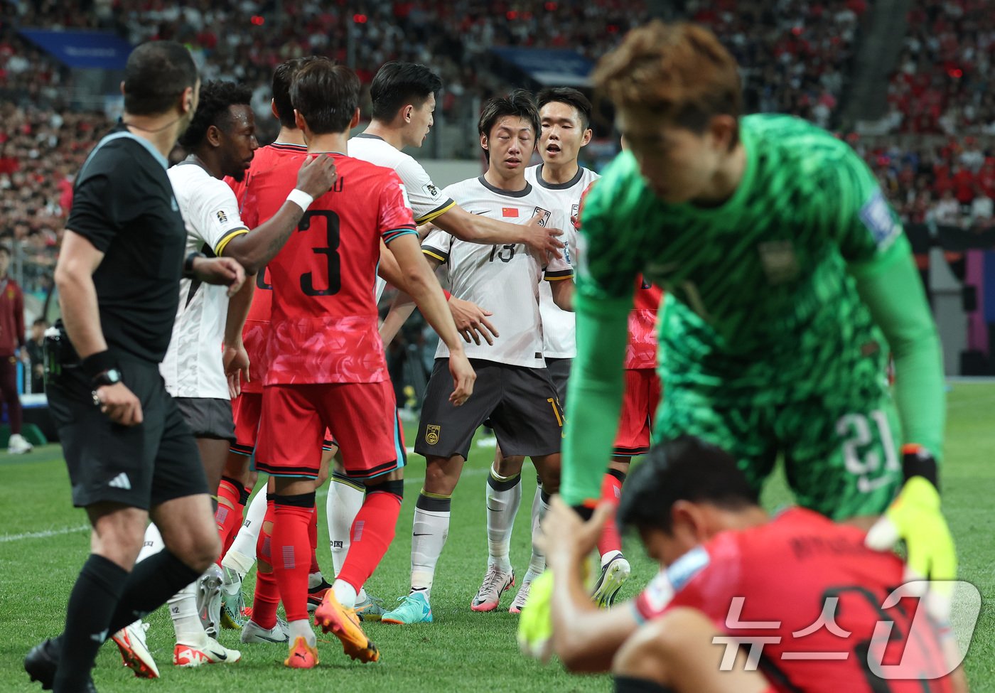 본문 이미지 - 2차 예선에 신경전을 펼치는 한국과 중국. /뉴스1 ⓒ News1 이동해 기자